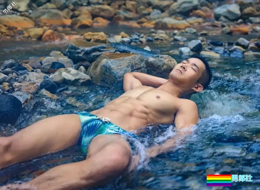 带着一群肌肉男去深山老林里，啪啪啪，，拍照。。 - 51虹马