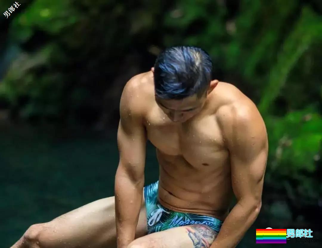 带着一群肌肉男去深山老林里，啪啪啪，，拍照。。 - 51虹马