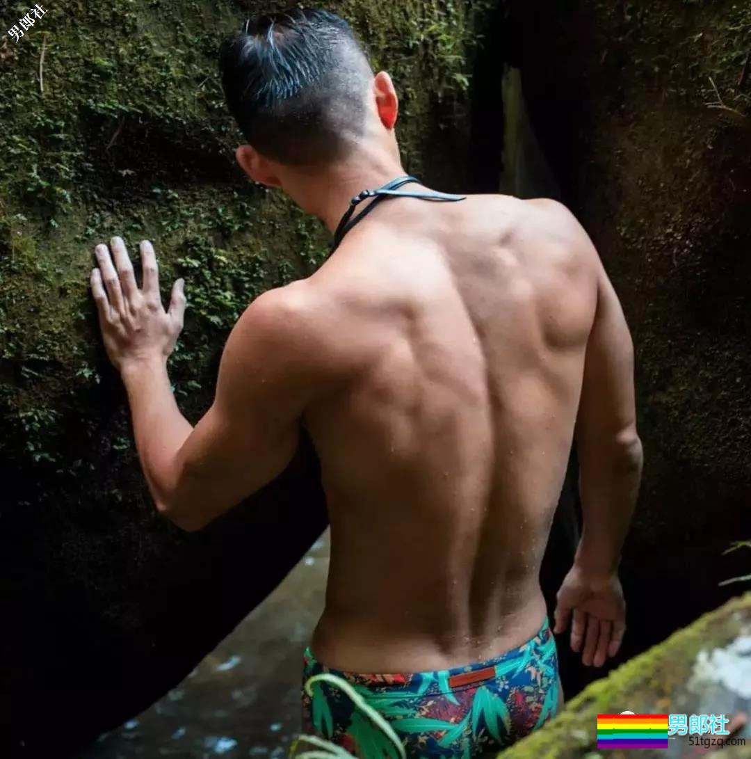 带着一群肌肉男去深山老林里，啪啪啪，，拍照。。 - 51虹马