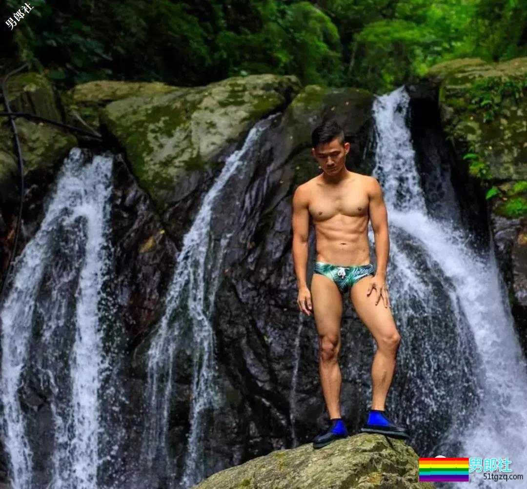 带着一群肌肉男去深山老林里，啪啪啪，，拍照。。 - 51虹马