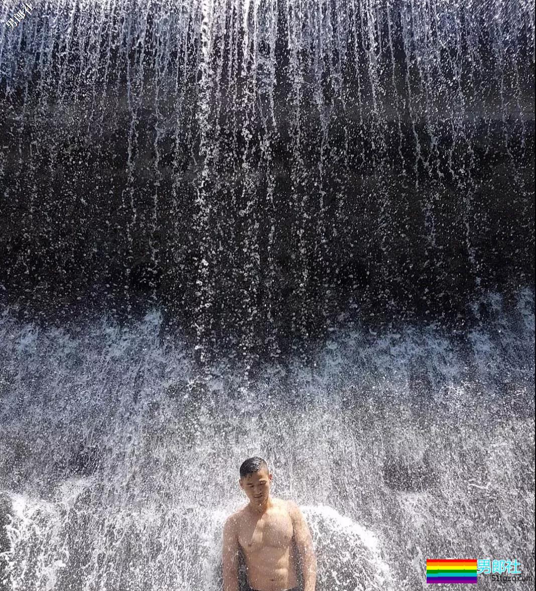 带着一群肌肉男去深山老林里，啪啪啪，，拍照。。 - 51虹马