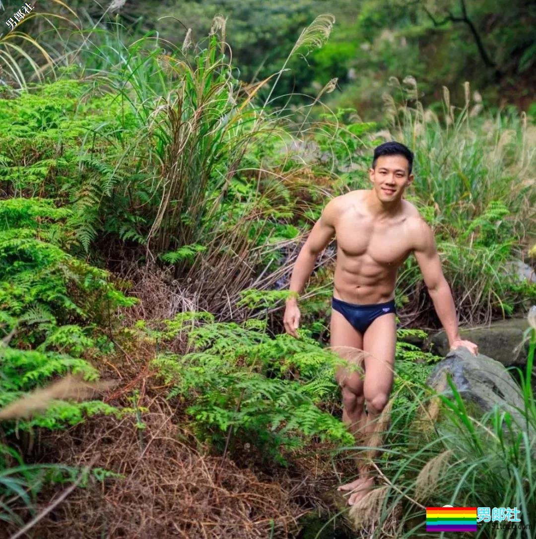 带着一群肌肉男去深山老林里，啪啪啪，，拍照。。 - 51虹马