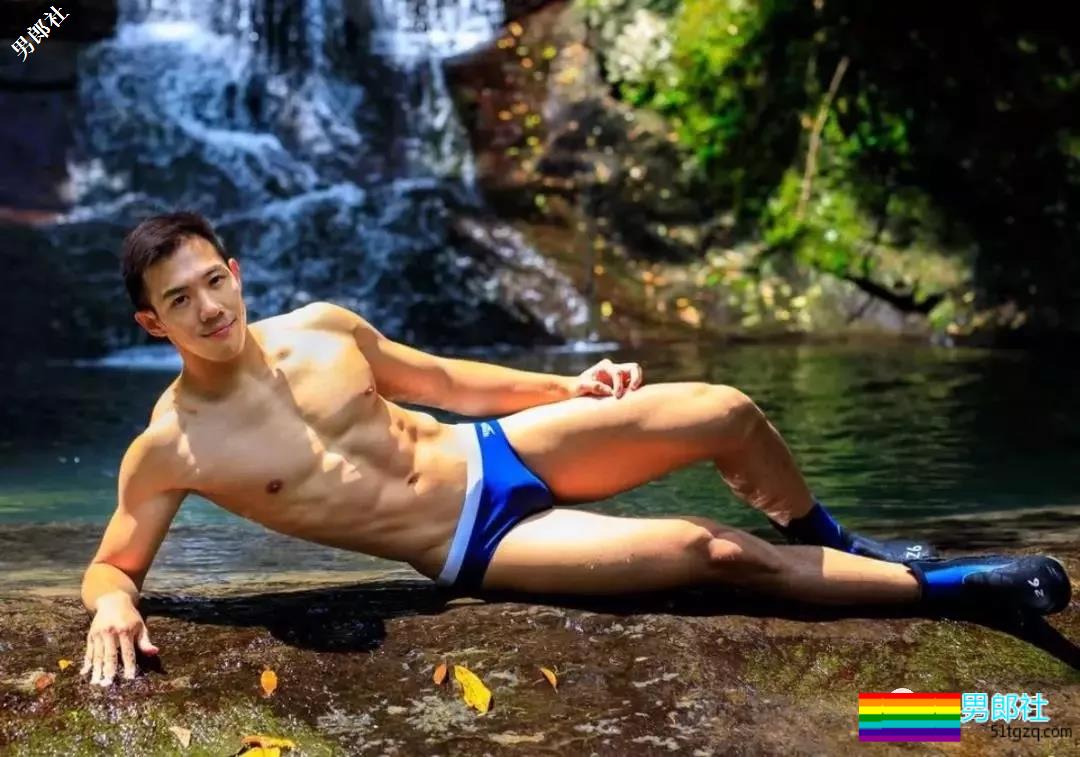 带着一群肌肉男去深山老林里，啪啪啪，，拍照。。 - 51虹马