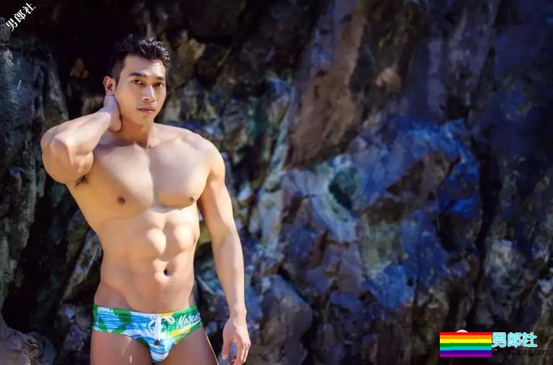 带着一群肌肉男去深山老林里，啪啪啪，，拍照。。 - 51虹马