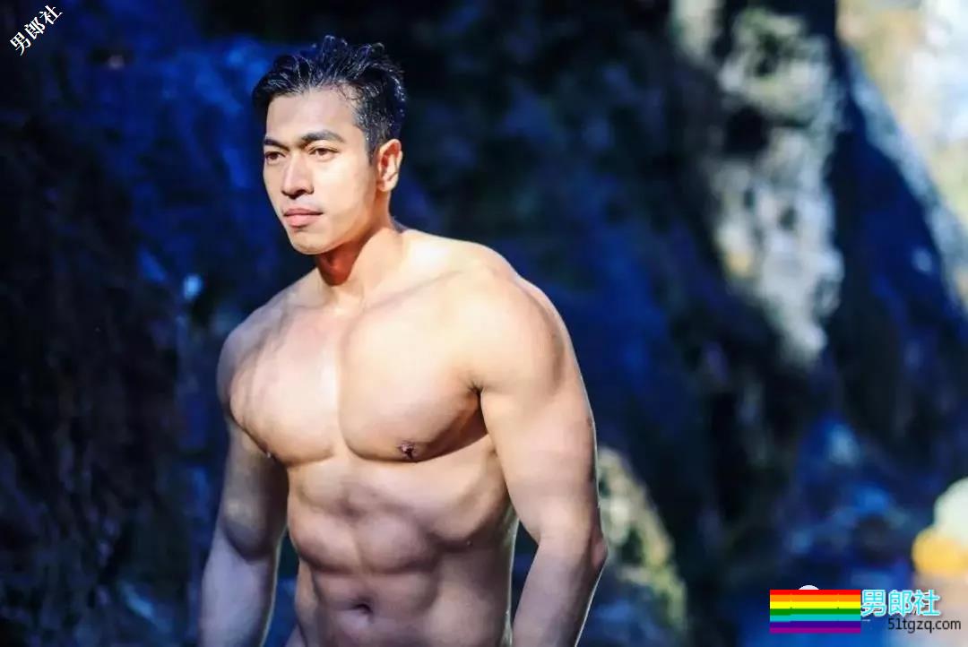 带着一群肌肉男去深山老林里，啪啪啪，，拍照。。 - 51虹马