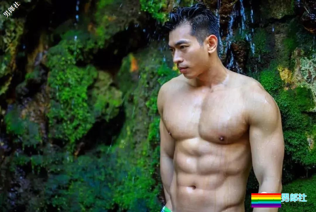 带着一群肌肉男去深山老林里，啪啪啪，，拍照。。 - 51虹马