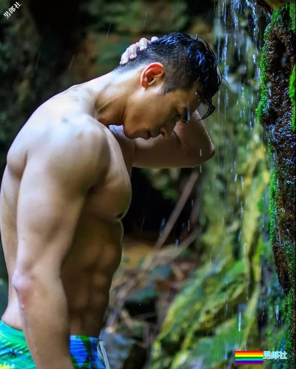 带着一群肌肉男去深山老林里，啪啪啪，，拍照。。 - 51虹马