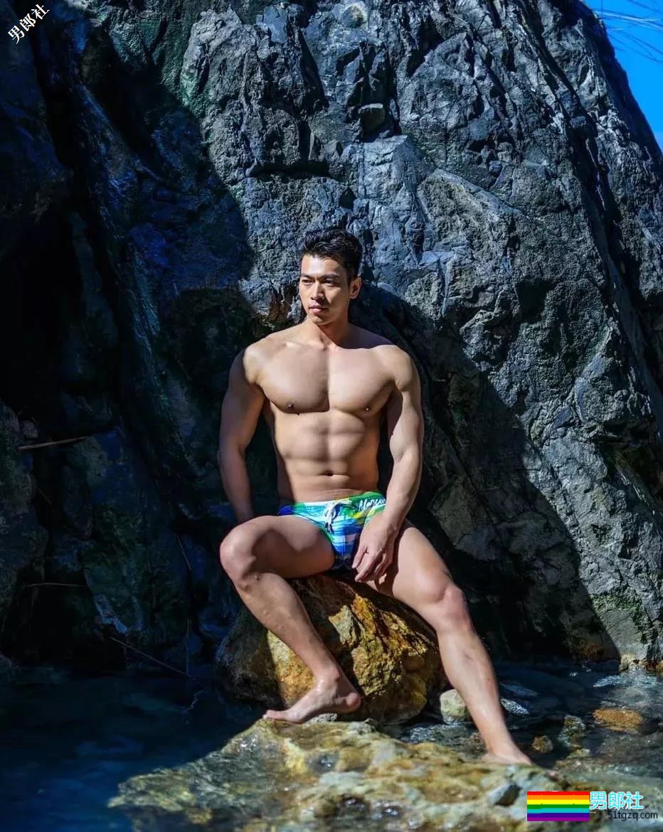 带着一群肌肉男去深山老林里，啪啪啪，，拍照。。 - 51虹马