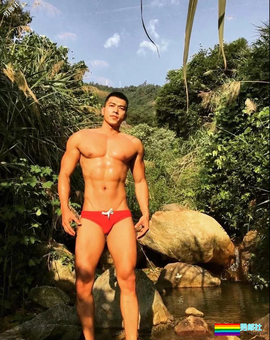 带着一群肌肉男去深山老林里，啪啪啪，，拍照。。 - 51虹马