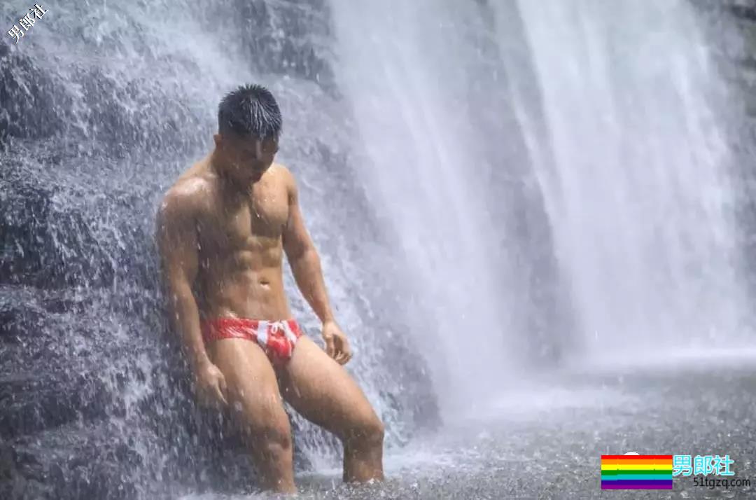 带着一群肌肉男去深山老林里，啪啪啪，，拍照。。 - 51虹马