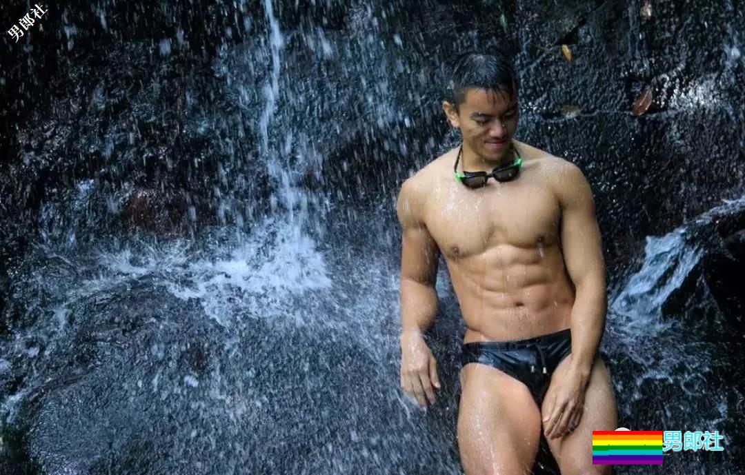 带着一群肌肉男去深山老林里，啪啪啪，，拍照。。 - 51虹马