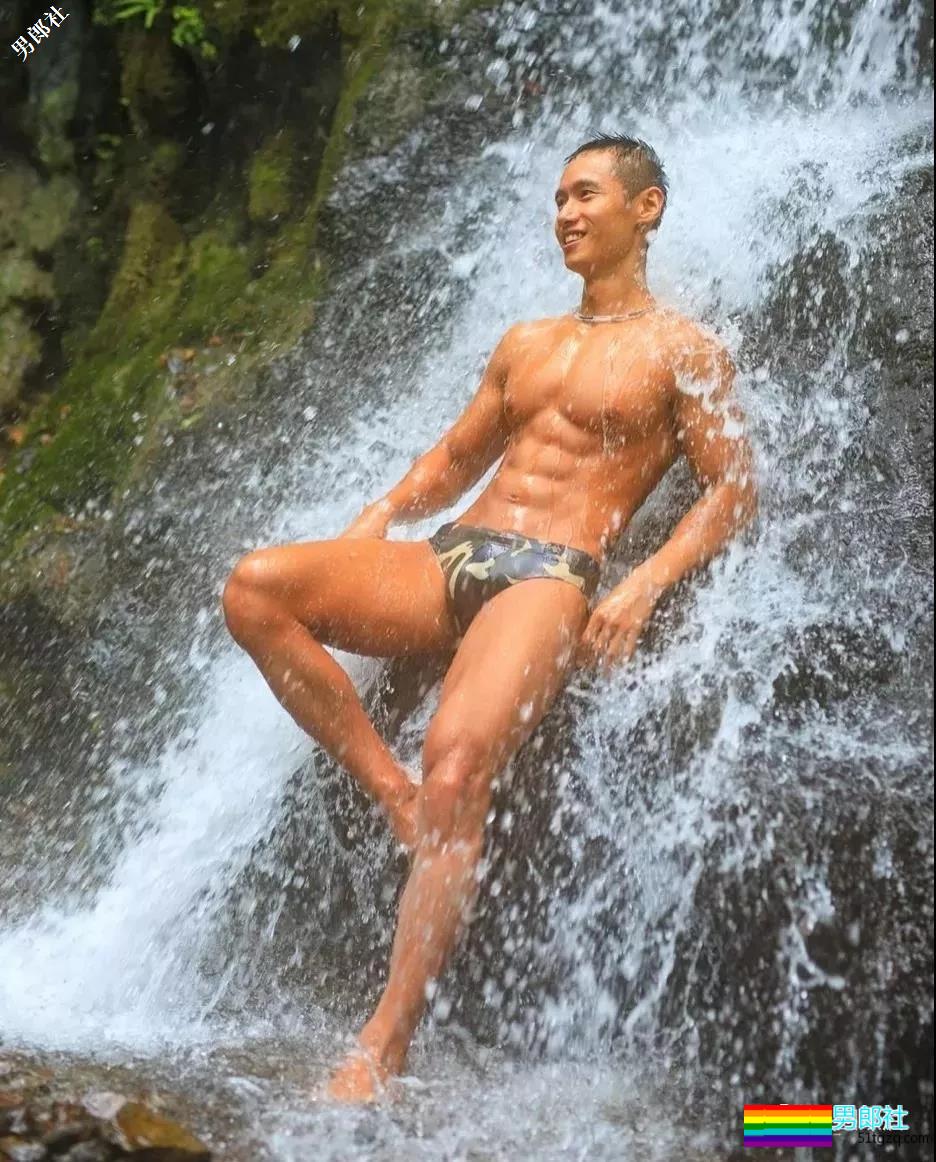 带着一群肌肉男去深山老林里，啪啪啪，，拍照。。 - 51虹马