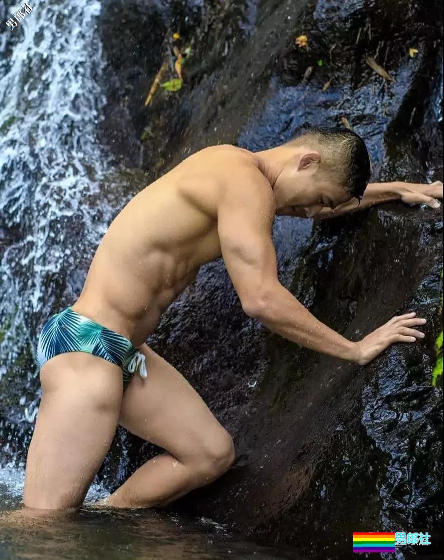 带着一群肌肉男去深山老林里，啪啪啪，，拍照。。 - 51虹马