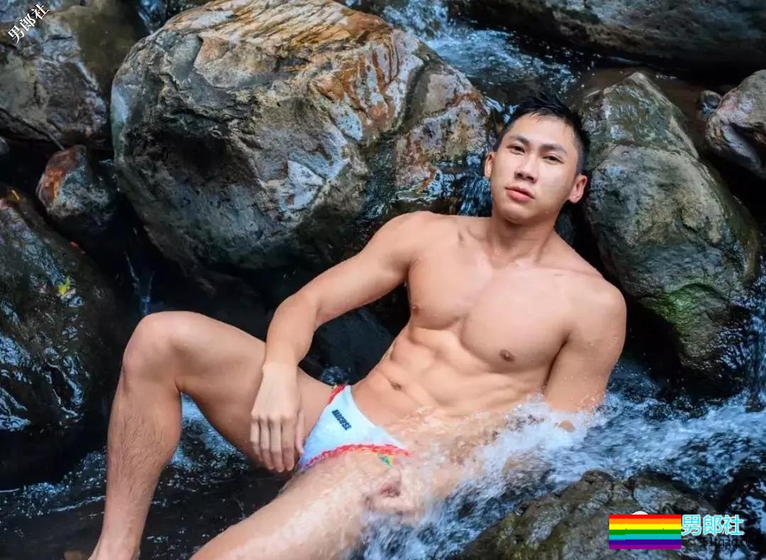 带着一群肌肉男去深山老林里，啪啪啪，，拍照。。 - 51虹马