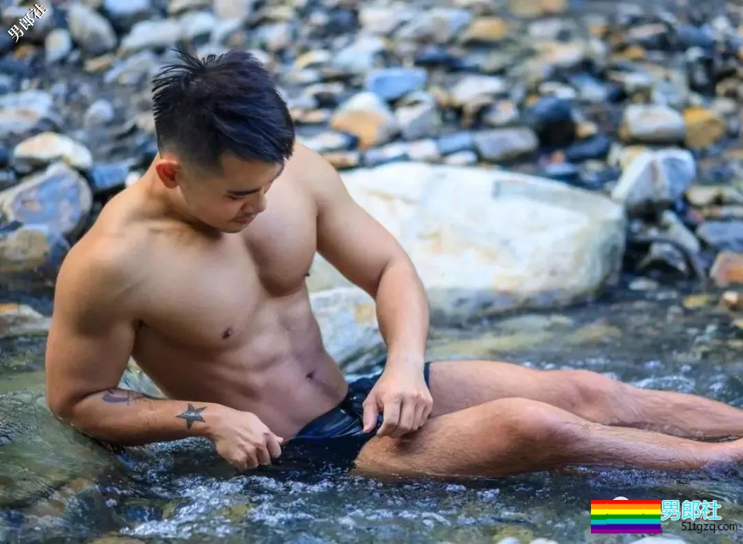 带着一群肌肉男去深山老林里，啪啪啪，，拍照。。 - 51虹马