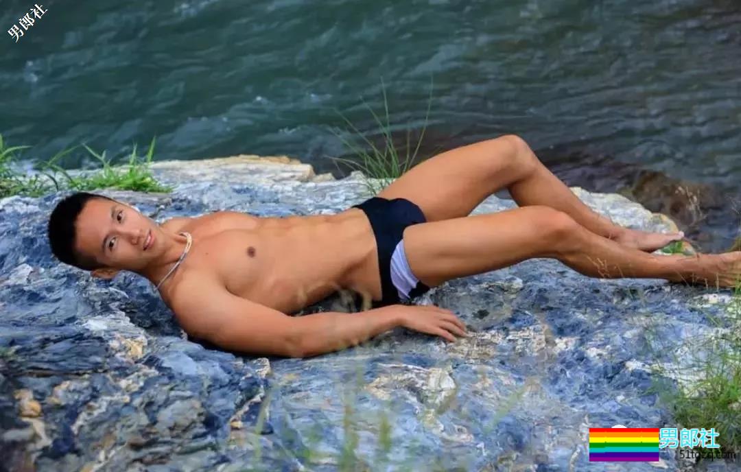 带着一群肌肉男去深山老林里，啪啪啪，，拍照。。 - 51虹马