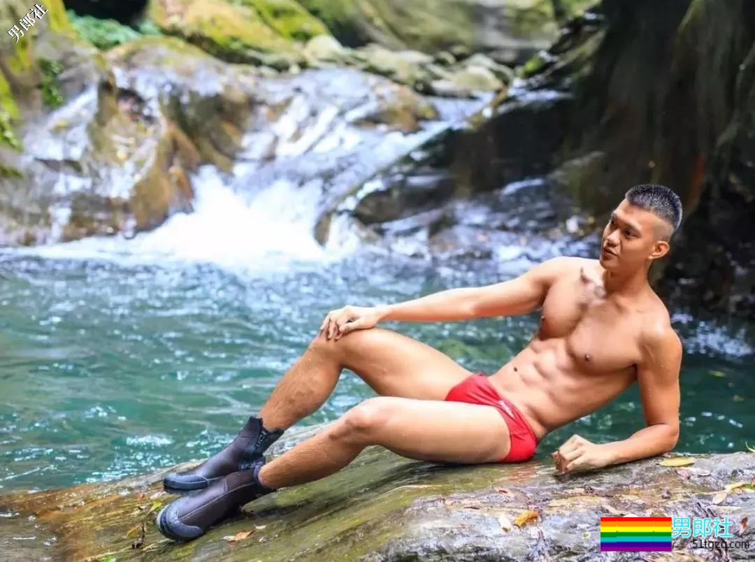 带着一群肌肉男去深山老林里，啪啪啪，，拍照。。 - 51虹马