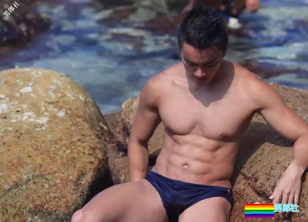 带着一群肌肉男去深山老林里，啪啪啪，，拍照。。 - 51虹马