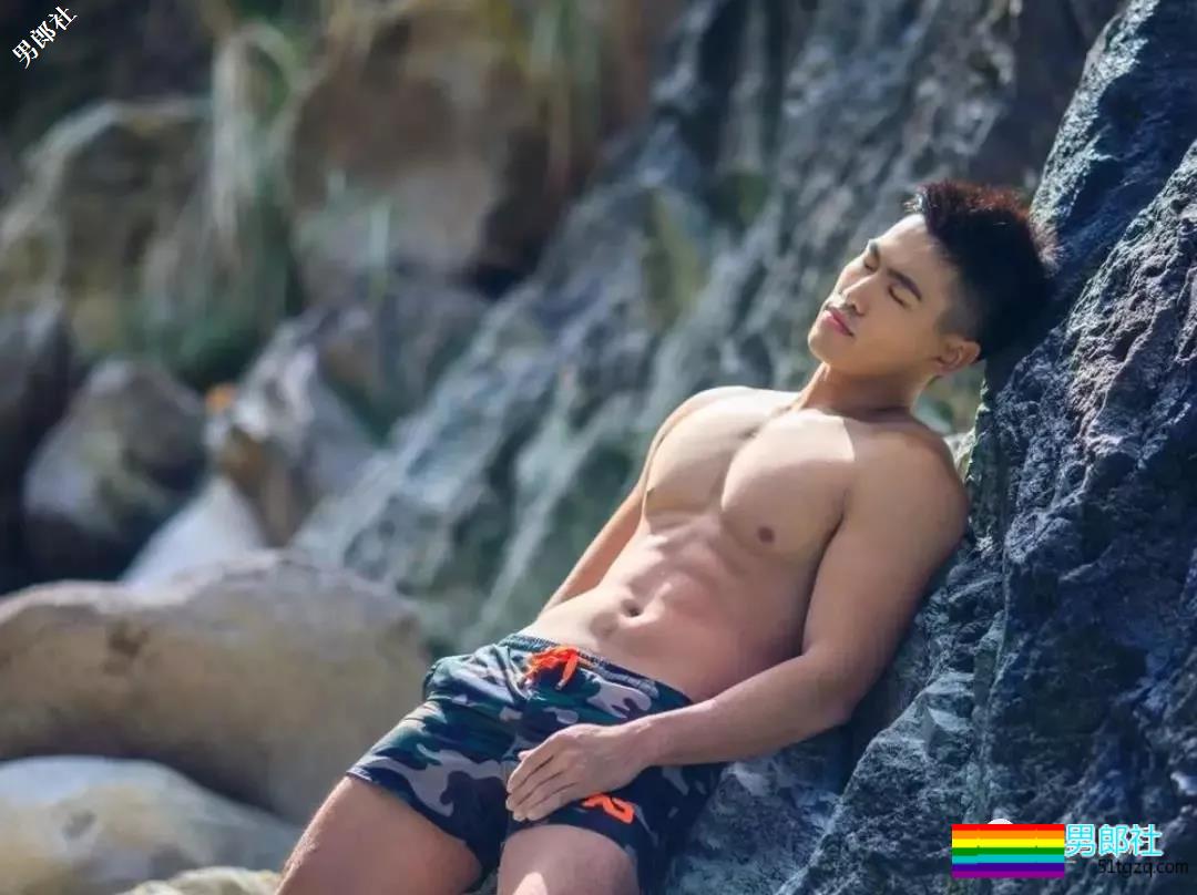 带着一群肌肉男去深山老林里，啪啪啪，，拍照。。 - 51虹马