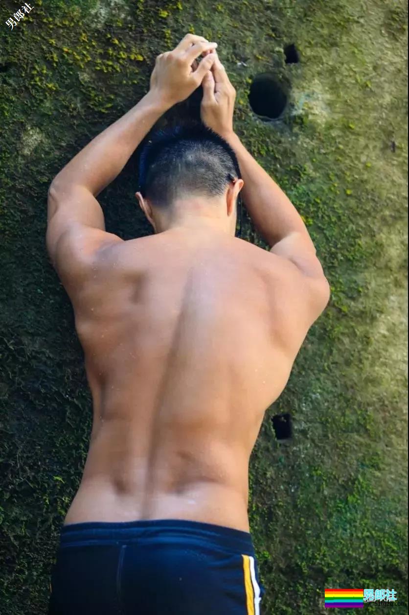 带着一群肌肉男去深山老林里，啪啪啪，，拍照。。 - 51虹马