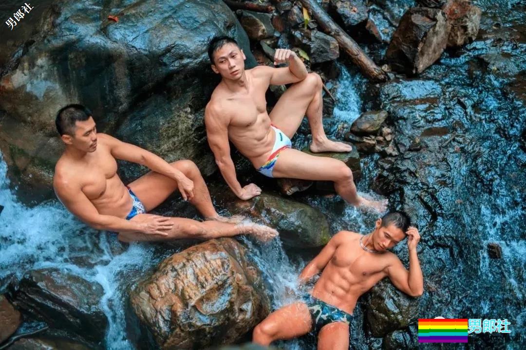 带着一群肌肉男去深山老林里，啪啪啪，，拍照。。 - 51虹马