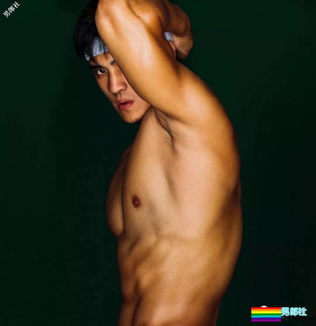 晏人物又双叒叕拍到一位肌肉帅哥，自称神似“彭于晏”，还说自己很厉害！-51虹马