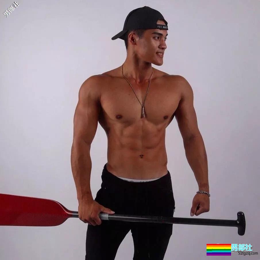 晏人物又双叒叕拍到一位肌肉帅哥，自称神似“彭于晏”，还说自己很厉害！ - 51虹马