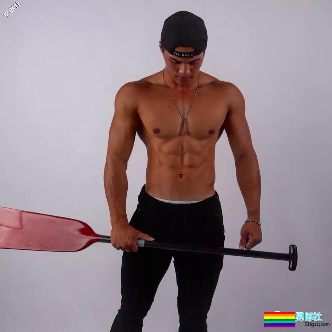 晏人物又双叒叕拍到一位肌肉帅哥，自称神似“彭于晏”，还说自己很厉害！ - 51虹马