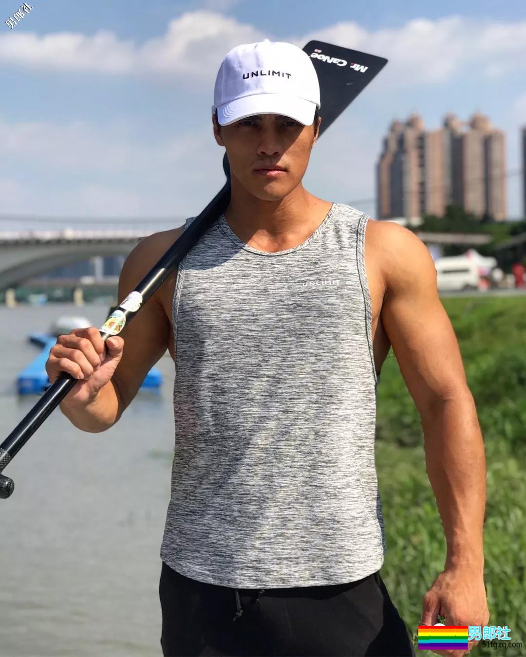 晏人物又双叒叕拍到一位肌肉帅哥，自称神似“彭于晏”，还说自己很厉害！ - 51虹马