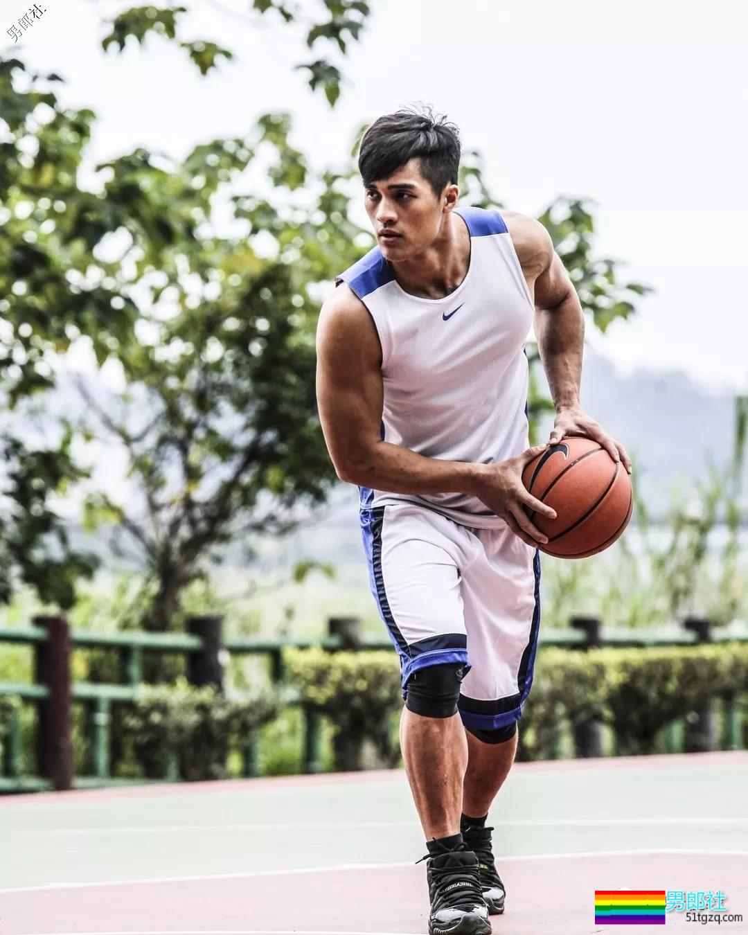 晏人物又双叒叕拍到一位肌肉帅哥，自称神似“彭于晏”，还说自己很厉害！ - 51虹马