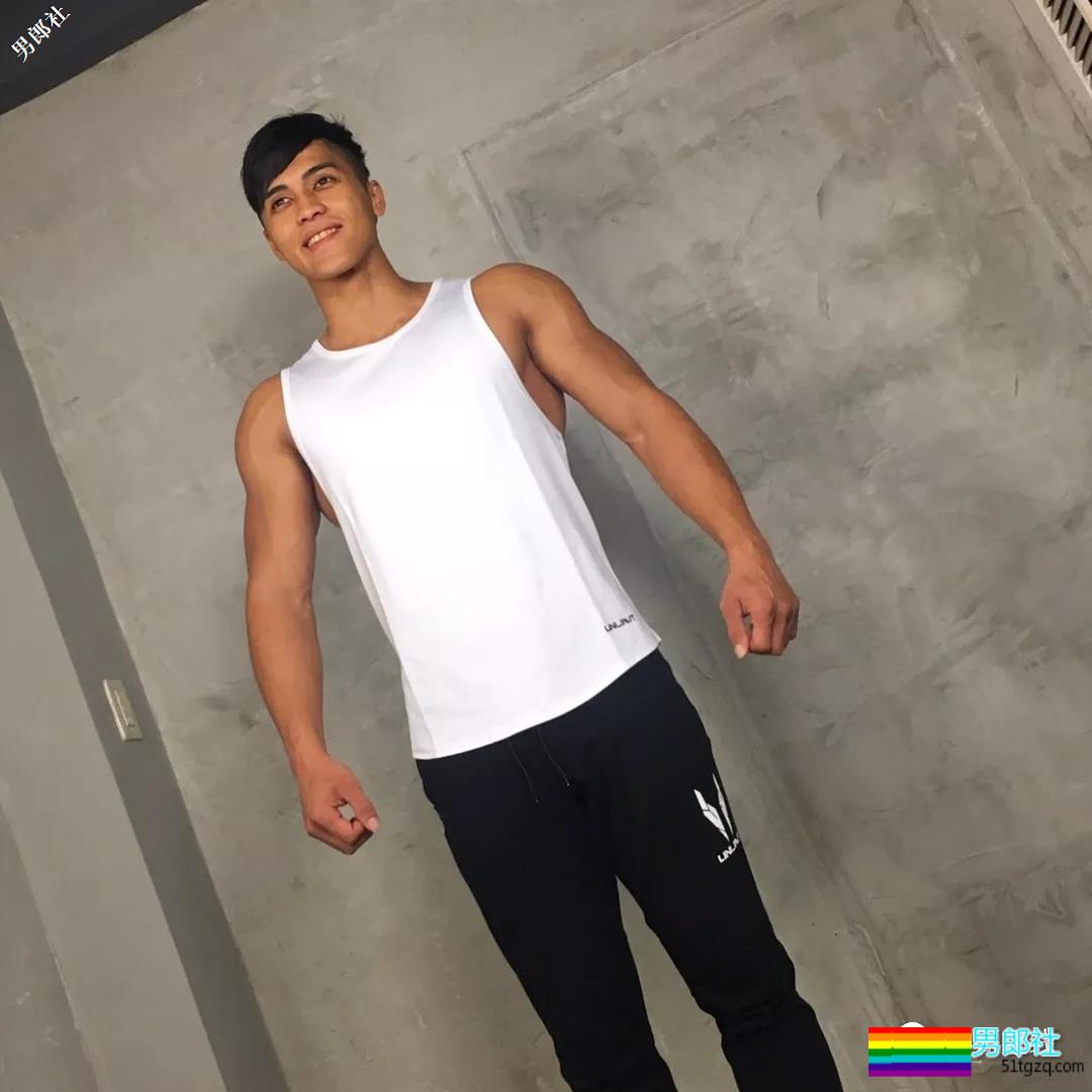 晏人物又双叒叕拍到一位肌肉帅哥，自称神似“彭于晏”，还说自己很厉害！ - 51虹马