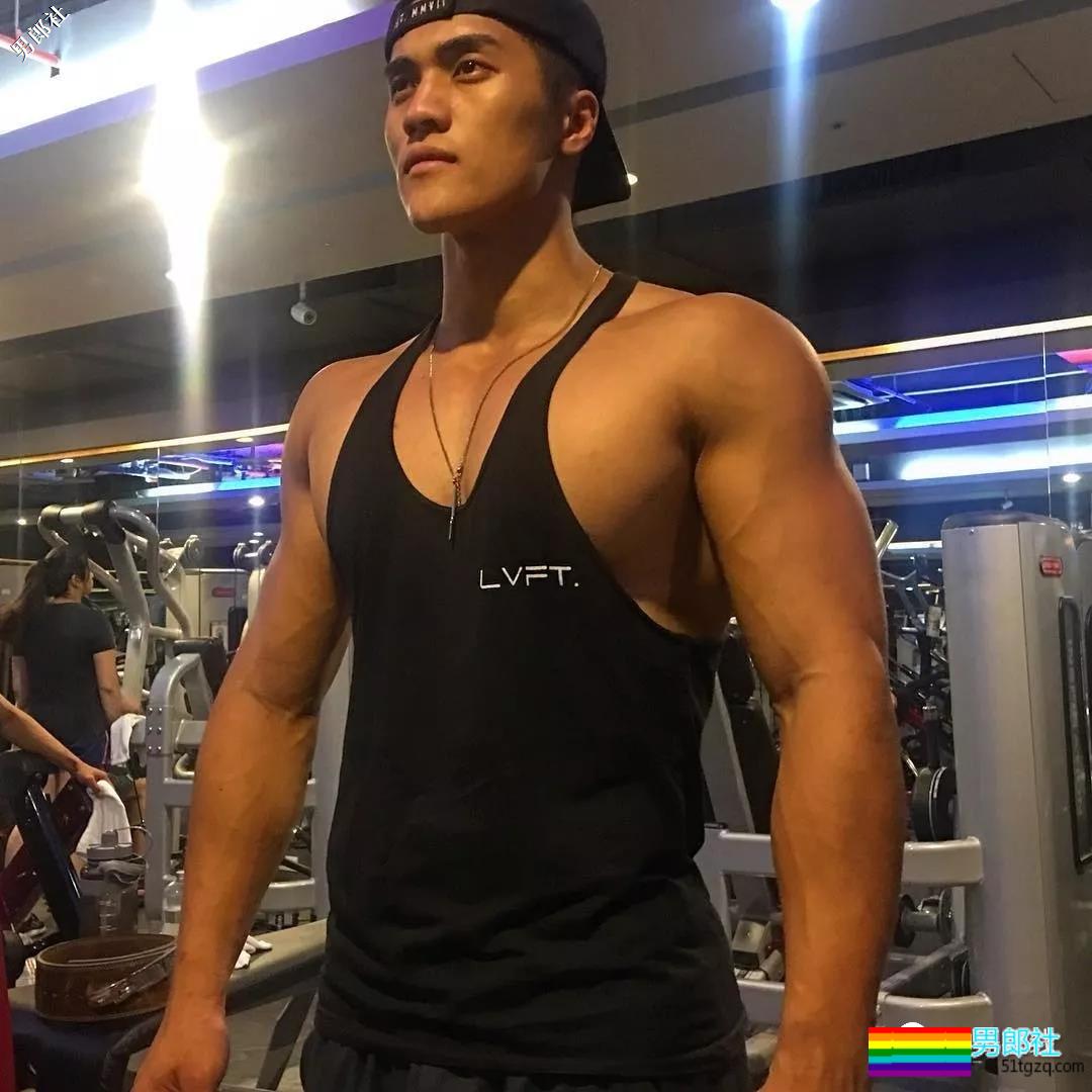 晏人物又双叒叕拍到一位肌肉帅哥，自称神似“彭于晏”，还说自己很厉害！ - 51虹马