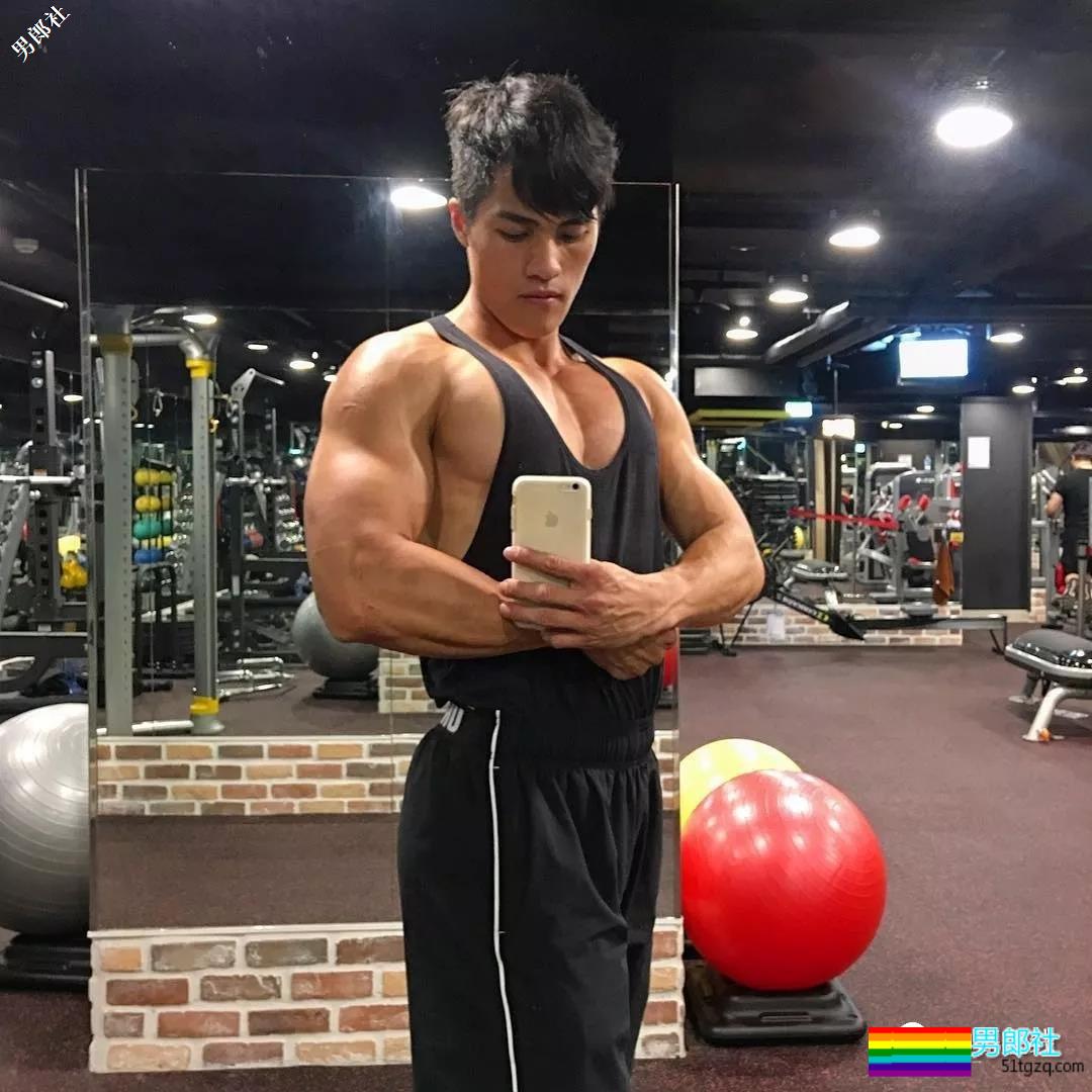 晏人物又双叒叕拍到一位肌肉帅哥，自称神似“彭于晏”，还说自己很厉害！ - 51虹马