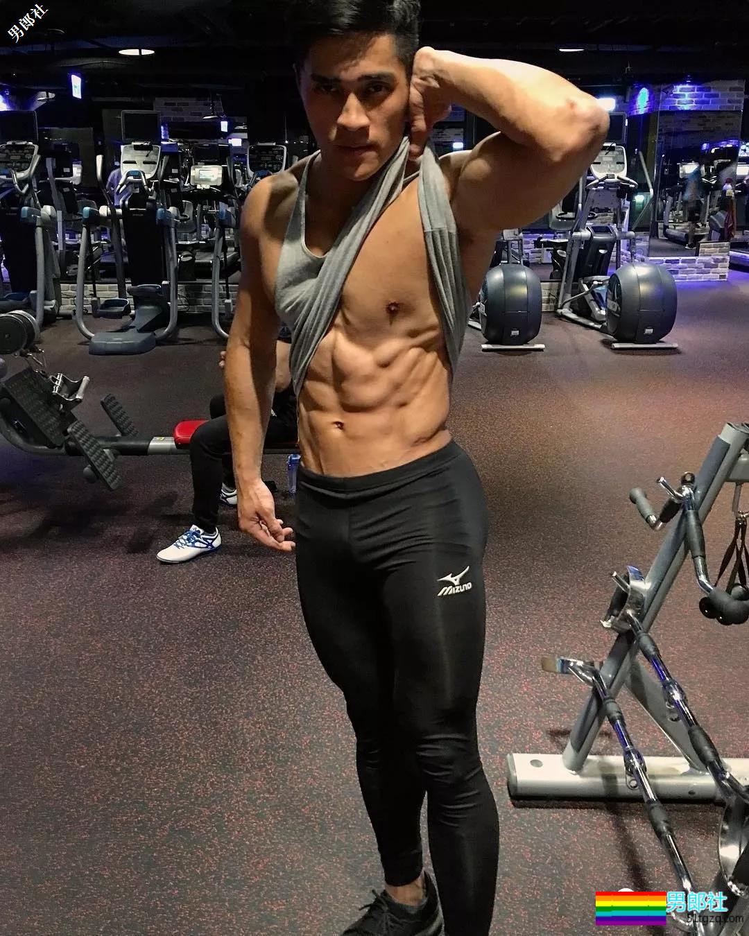 晏人物又双叒叕拍到一位肌肉帅哥，自称神似“彭于晏”，还说自己很厉害！ - 51虹马