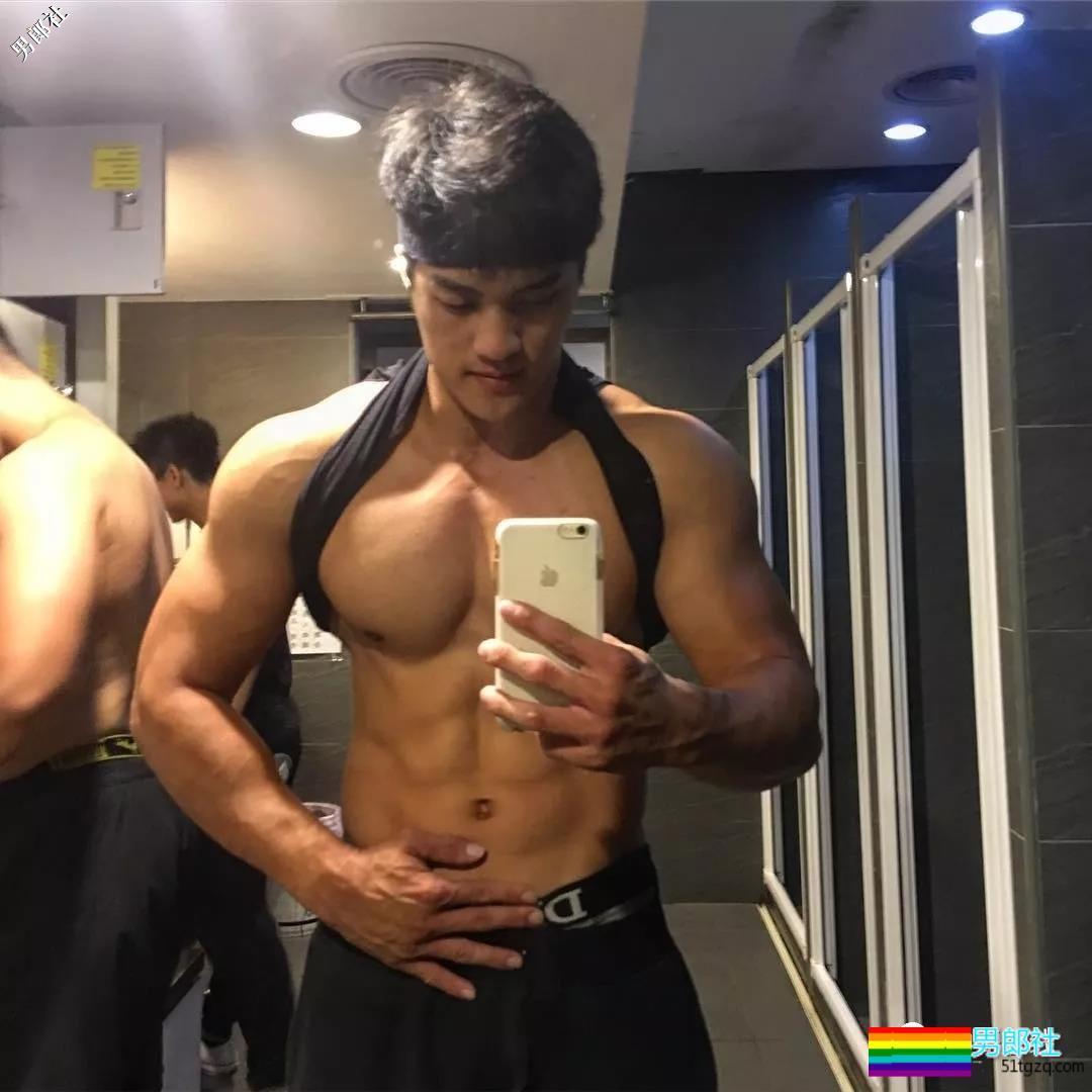 晏人物又双叒叕拍到一位肌肉帅哥，自称神似“彭于晏”，还说自己很厉害！ - 51虹马