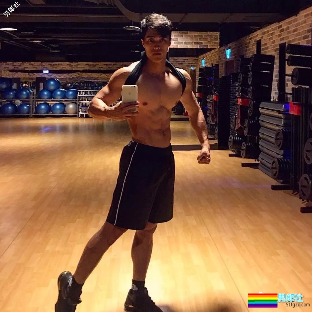 晏人物又双叒叕拍到一位肌肉帅哥，自称神似“彭于晏”，还说自己很厉害！ - 51虹马