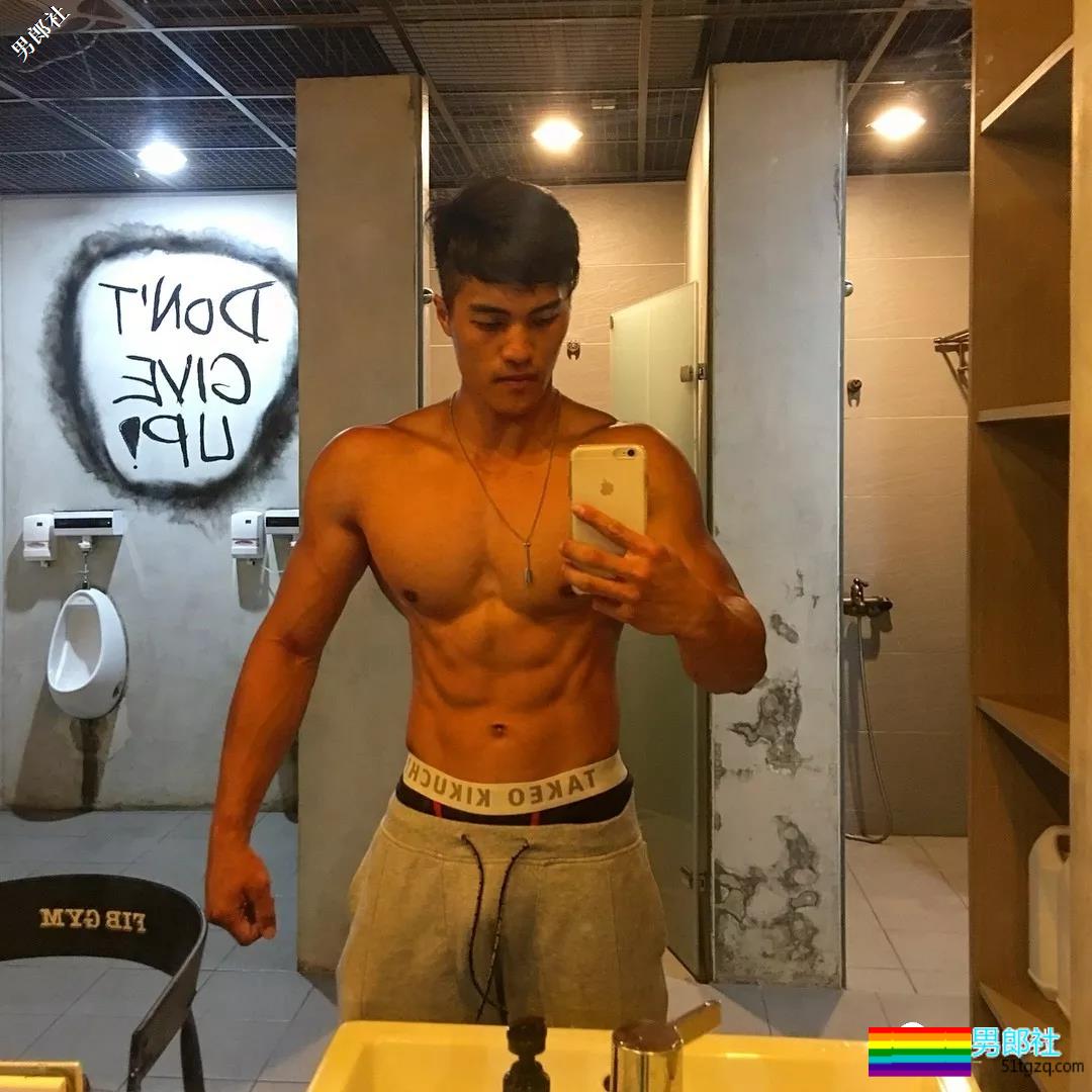 晏人物又双叒叕拍到一位肌肉帅哥，自称神似“彭于晏”，还说自己很厉害！ - 51虹马