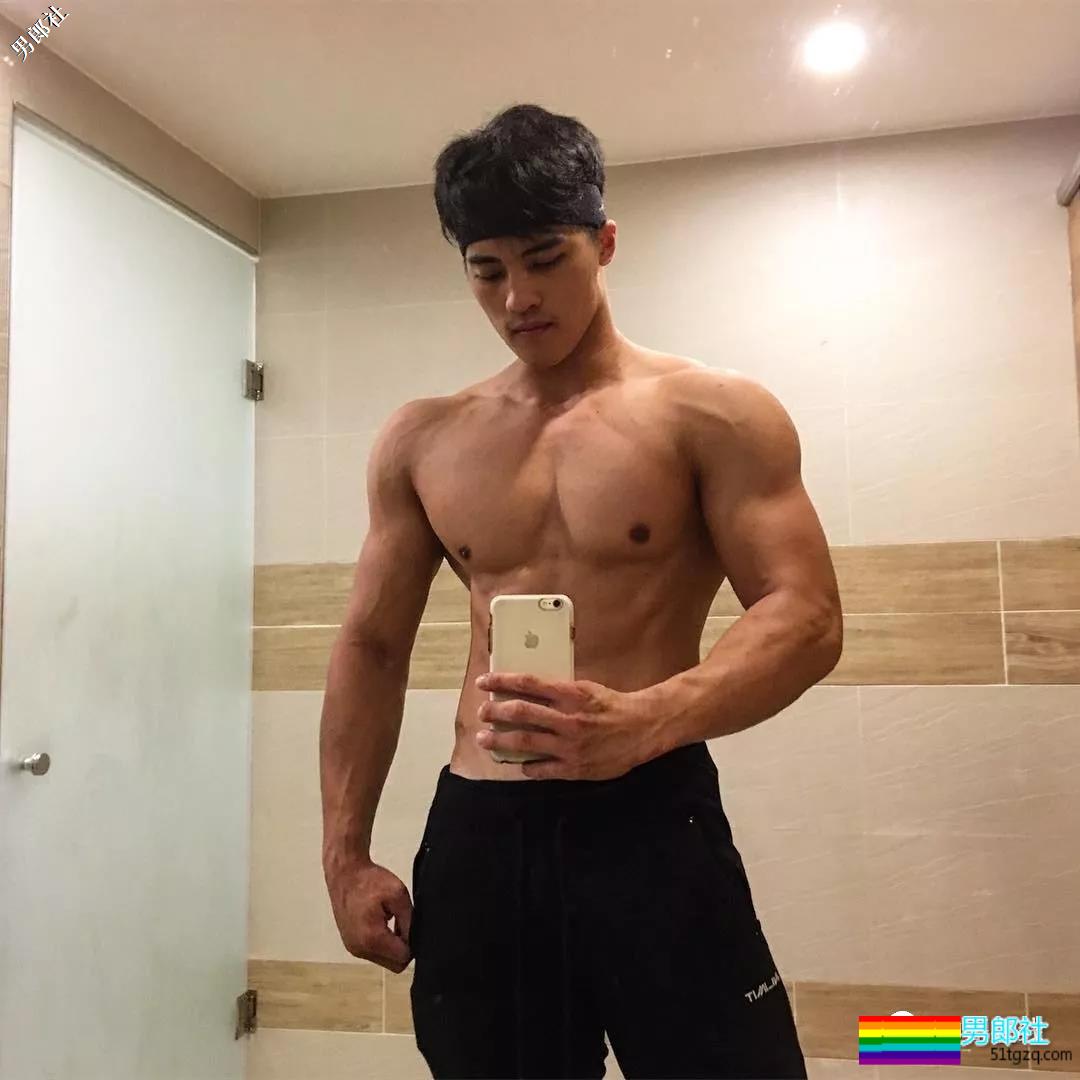 晏人物又双叒叕拍到一位肌肉帅哥，自称神似“彭于晏”，还说自己很厉害！ - 51虹马