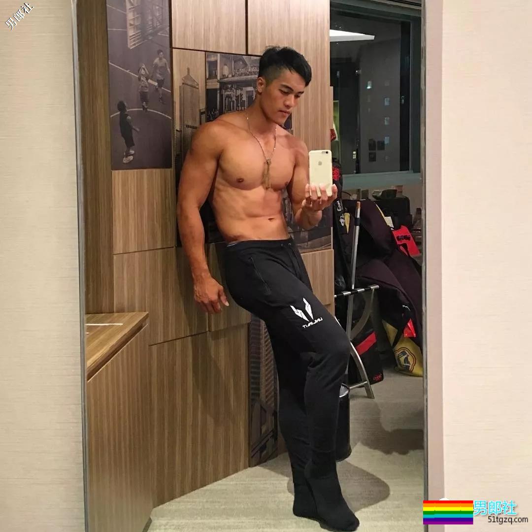 晏人物又双叒叕拍到一位肌肉帅哥，自称神似“彭于晏”，还说自己很厉害！ - 51虹马