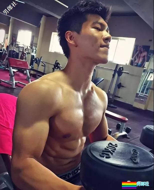 健身房偶遇憨厚腹肌忠犬，撸铁强势吸睛-51虹马