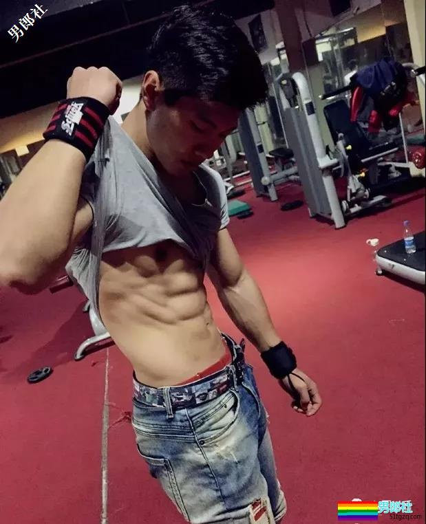 健身房偶遇憨厚腹肌忠犬，撸铁强势吸睛 - 51虹马