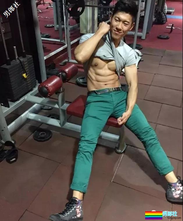 健身房偶遇憨厚腹肌忠犬，撸铁强势吸睛 - 51虹马