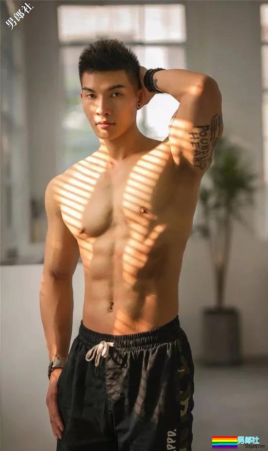 男色盛宴：2018中国男士内衣秀，鲜肉大叔肌肉丁字……（文末福利视频） - 51虹马