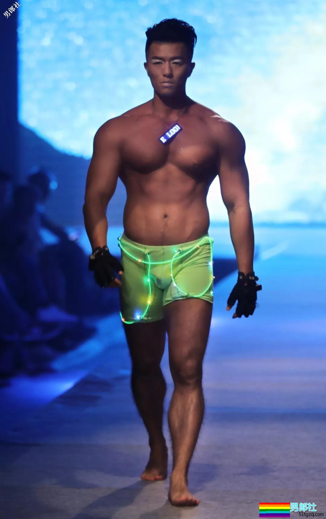 男色盛宴：2018中国男士内衣秀，鲜肉大叔肌肉丁字……（文末福利视频） - 51虹马