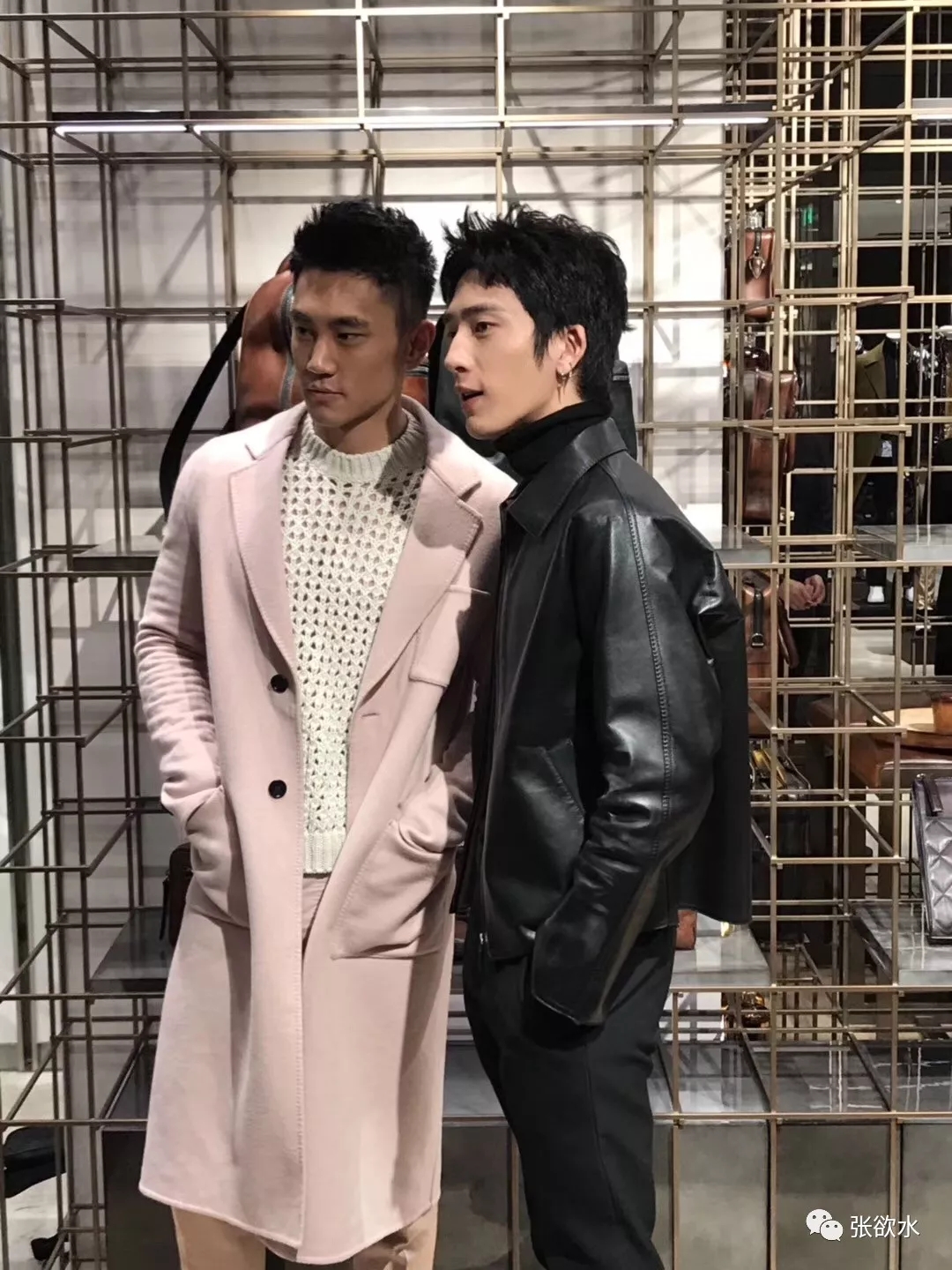 Z姓星健身教练与井柏然合照，咋黑成那样了？！-51虹马