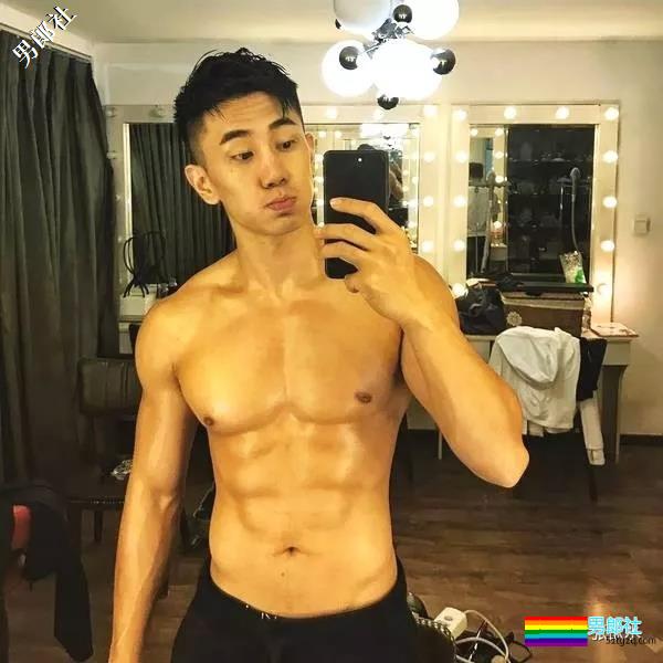 Z姓星健身教练与井柏然合照,咋黑成那样了?! - 51虹马 Z姓星健身教练与井柏然合照,咋黑成那样了?! - 51虹马