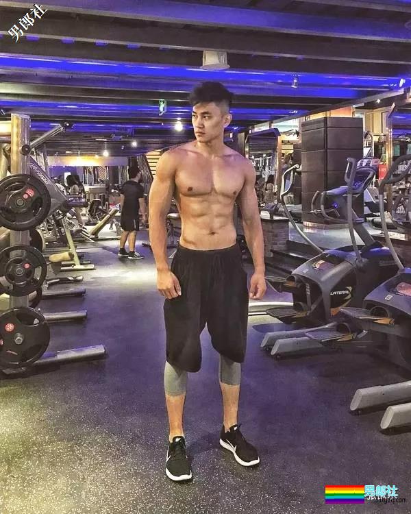 Z姓星健身教练与井柏然合照,咋黑成那样了?! - 51虹马 Z姓星健身教练与井柏然合照,咋黑成那样了?! - 51虹马