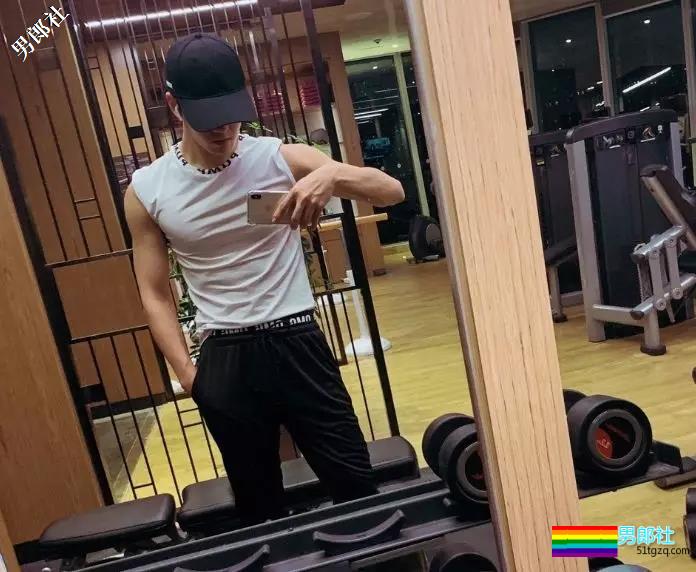 某蛋家唯一签约直男主播？穿樊野OMG健身吃圈饭骂圈粉？-51虹马