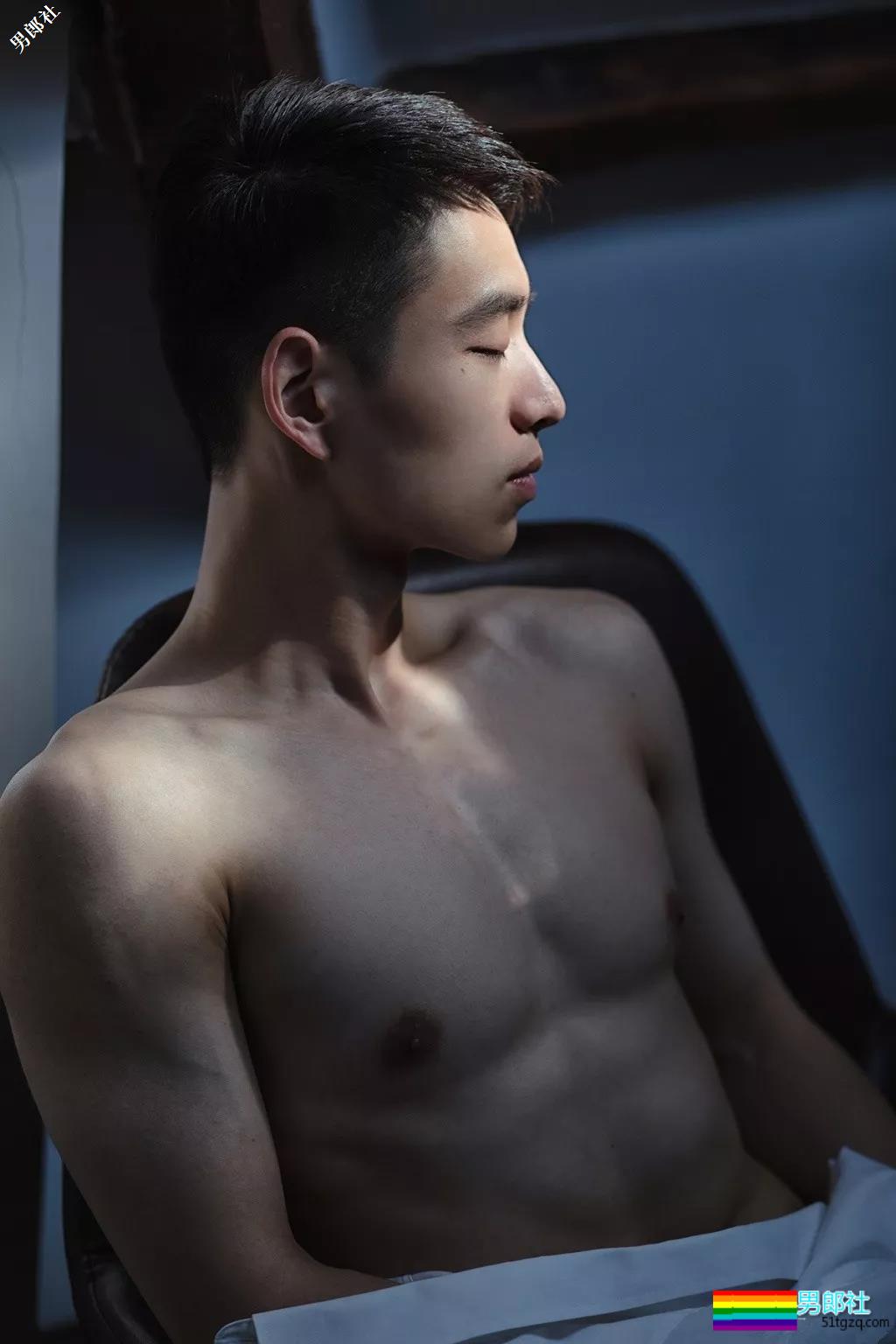 号称Blued上海头号男神，谢梓秋御用男模粉嫩胸肌超抢眼！ - 51虹马