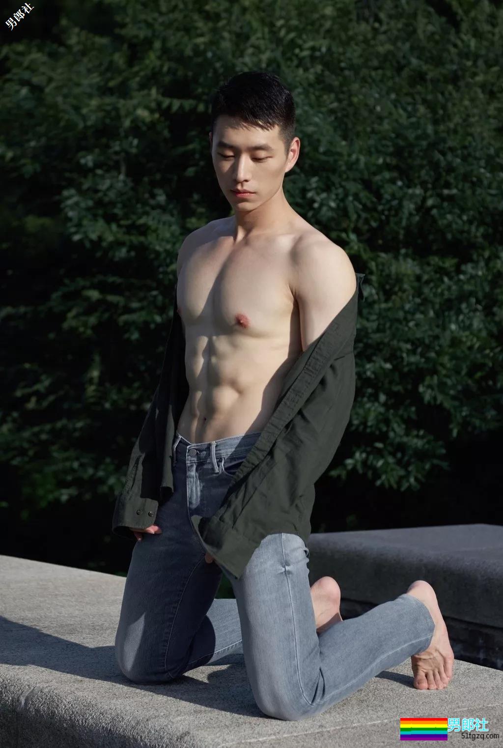 号称Blued上海头号男神，谢梓秋御用男模粉嫩胸肌超抢眼！ - 51虹马